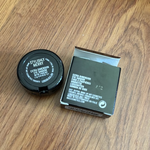MAC Stylishly Merrily In Extra Dimension Shadow - new with box - Picture 2 of 2